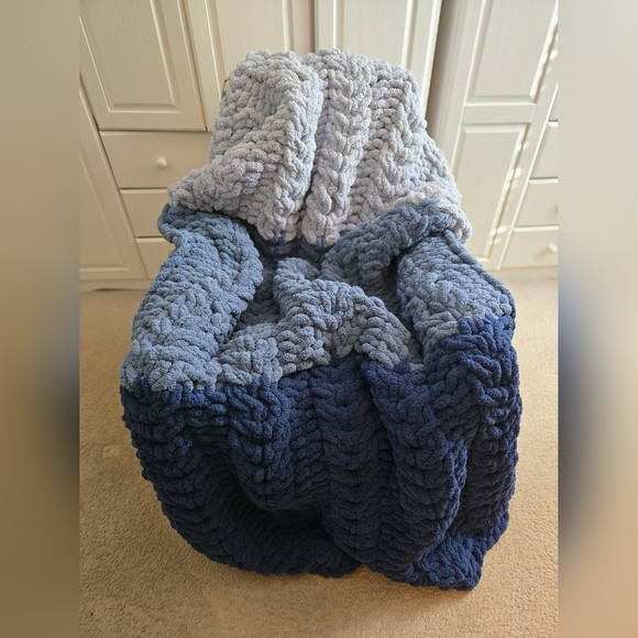 Chunky Knit Blanket in Singin' the Blues - Picture 1 of 3
